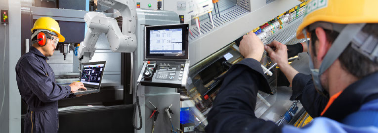 Immagine con persone alle prese con l'automazione del settore industriale